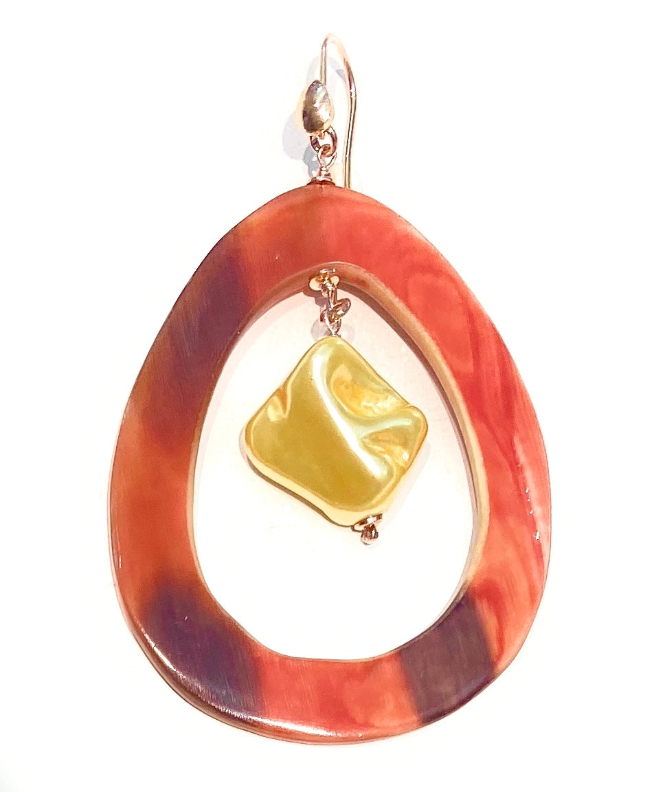 Orecchini corno bufalo perla fresh water dorata barocca argento sterling pendente ad amo