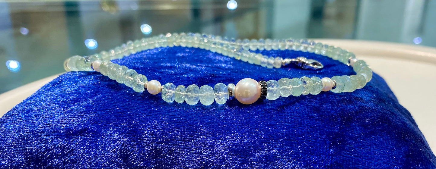 Collarino diWa Jewels smeraldi grezzi perle Akoya diamanti neri oro bianco 18 kt chiusura con diamante