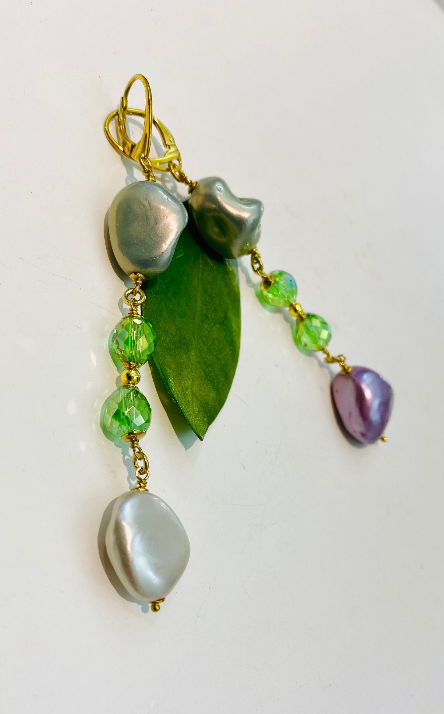 Orecchini con Perle di Maiorca Pastello e Cristalli Verdi – Argento 925 Galvanica Oro, diWa Jewels
