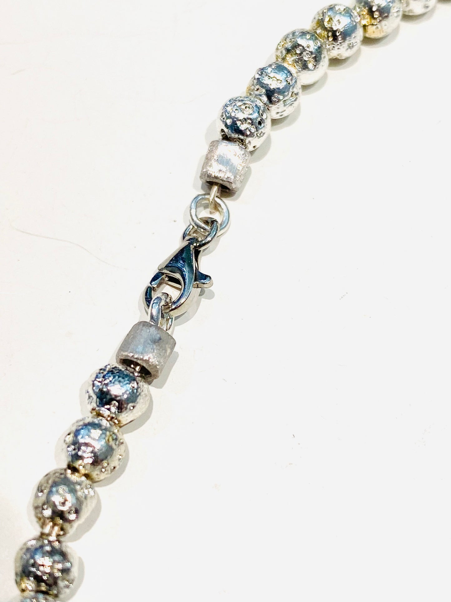Collarino choker pietra lavica placcato argento mm 4 pendente cuore argento rodio bianco