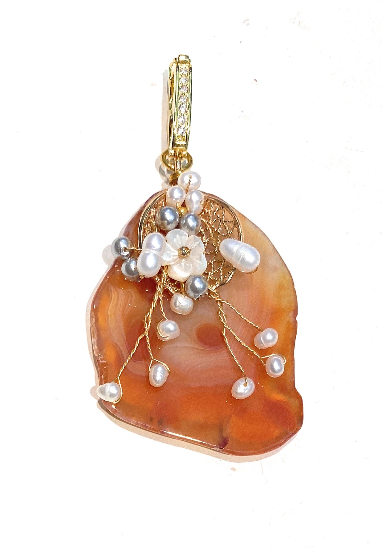 Ciondolo corniola e perline fresh water in argento sterling placcato oro giallo