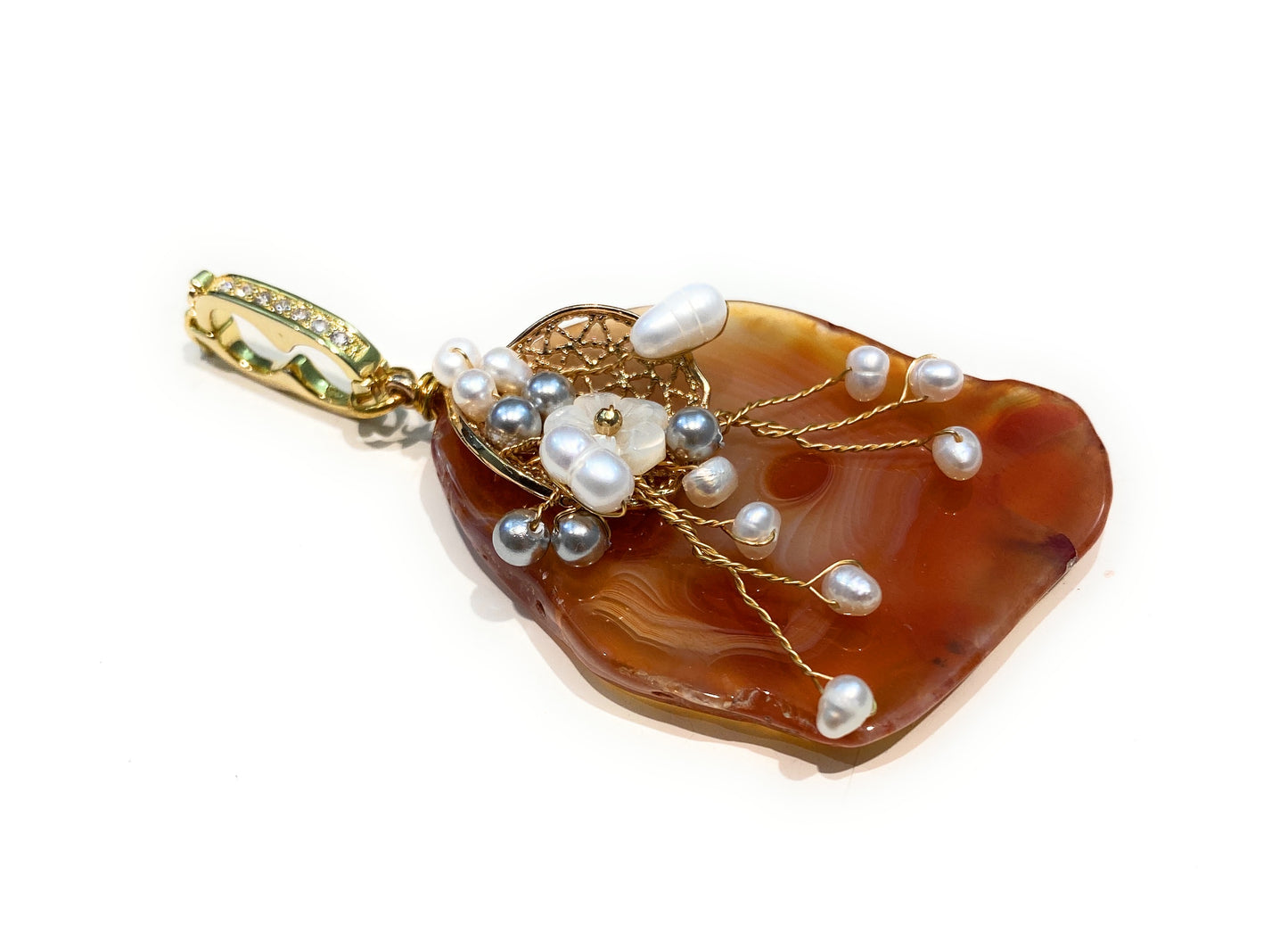 Ciondolo corniola e perline fresh water in argento sterling placcato oro giallo
