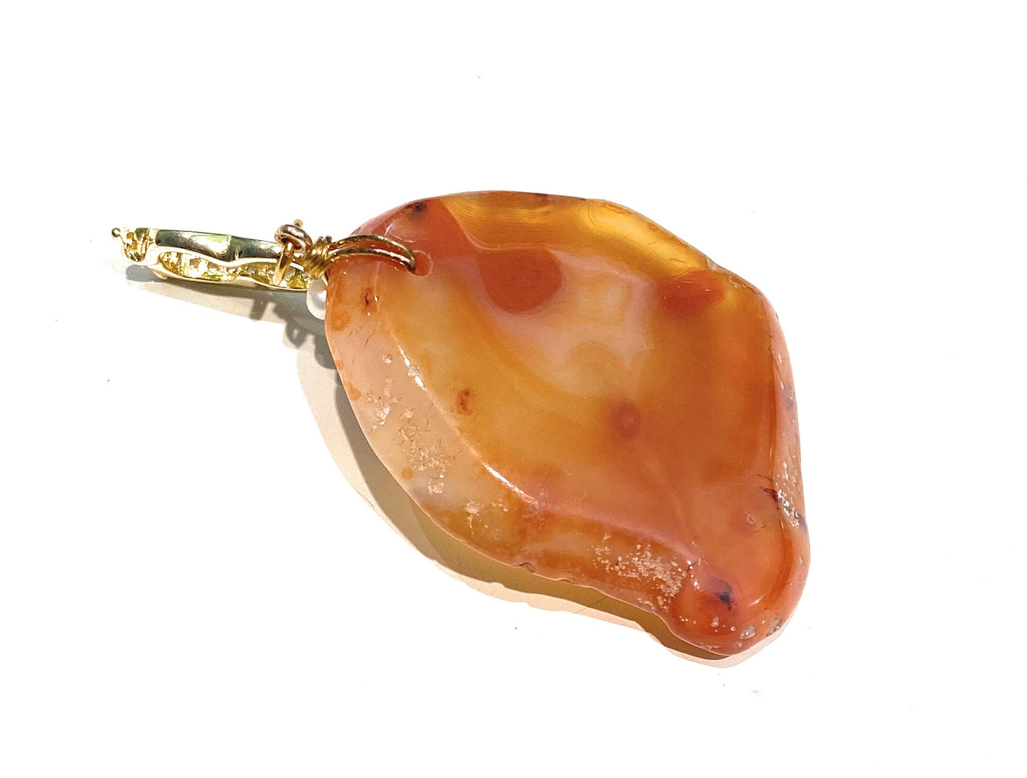 Ciondolo corniola e perline fresh water in argento sterling placcato oro giallo