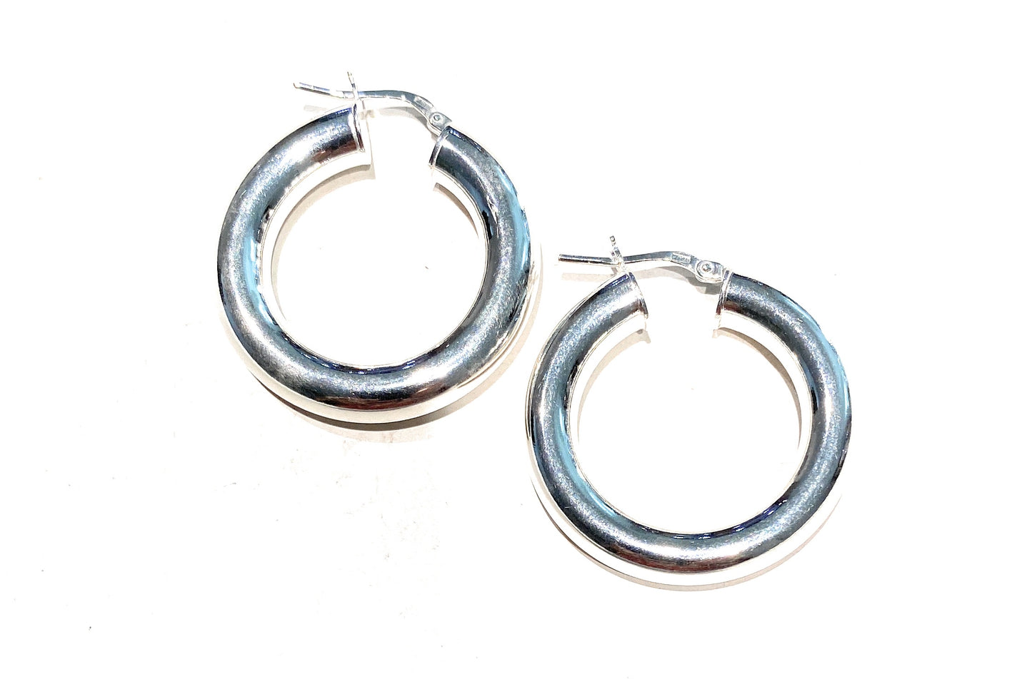 Orecchini a cerchio in argento sterling rodio bianco lavorazione liscia