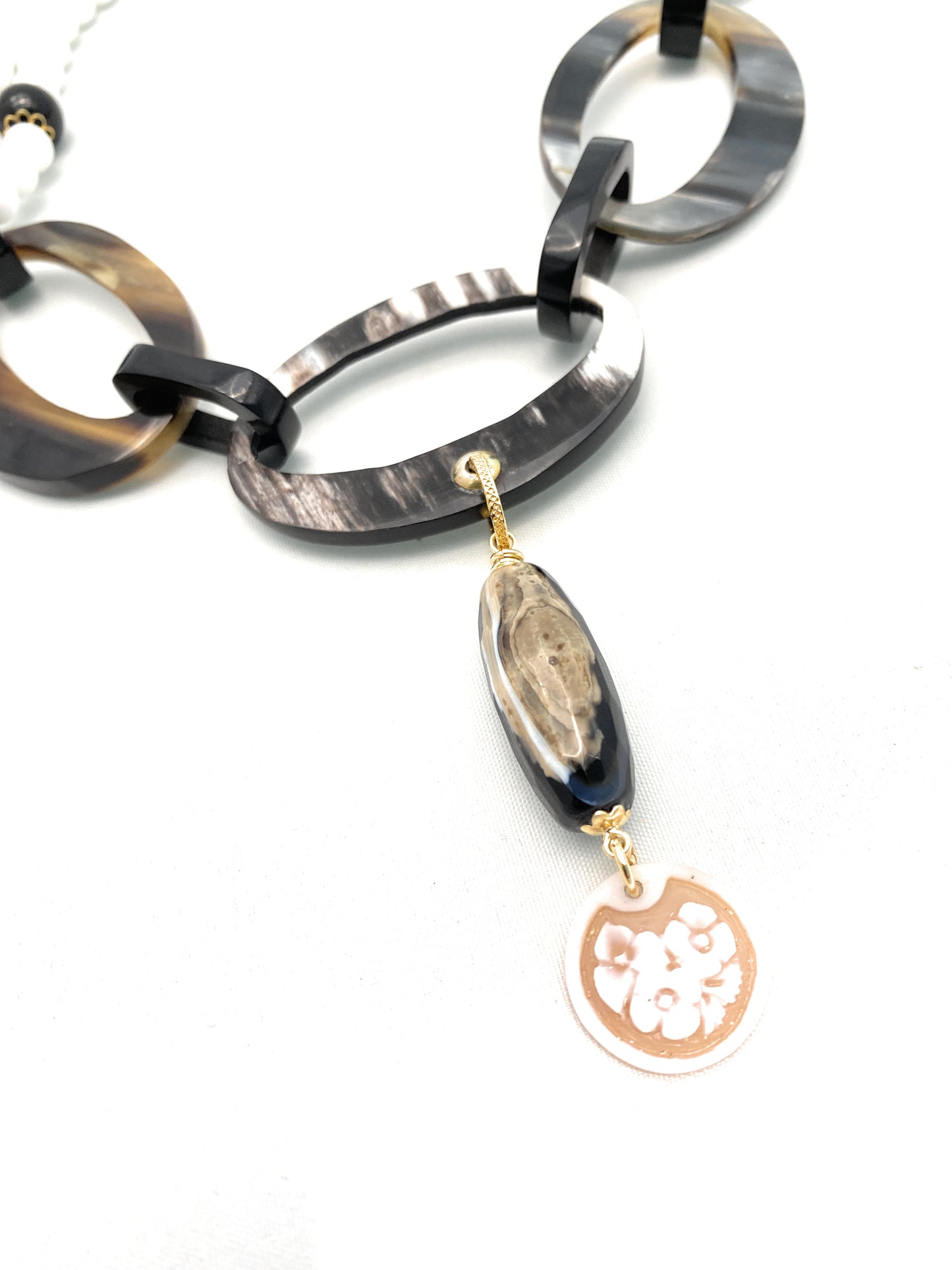 Collana con corno bufalo nero e onice con agata bianca in argento sterling