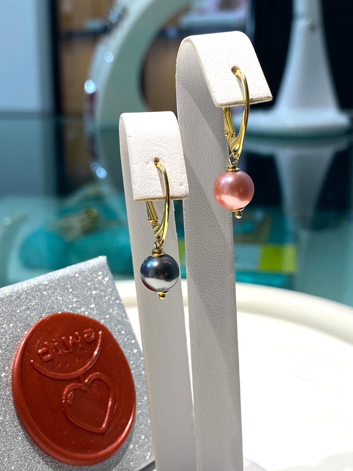 Orecchini Mono con Perle Colorate – Eleganza Minimal e Contrasti Tonali chiusura a monachella diWa Jewels