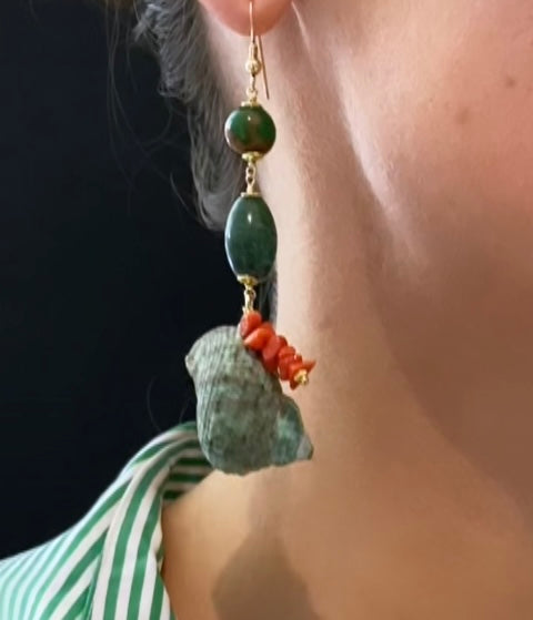Monorecchino pasta turchese, corallo rosso italiano e conchiglia in argento sterling giallo