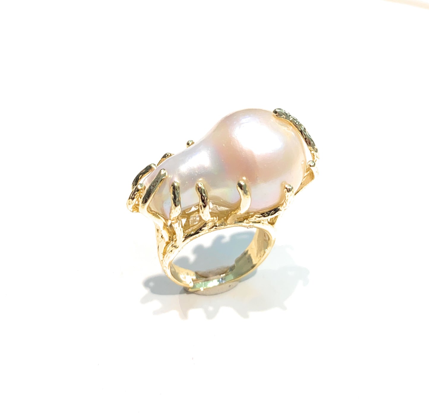 Anello con perla bianca barocca in bronzo placcato oro giallo
