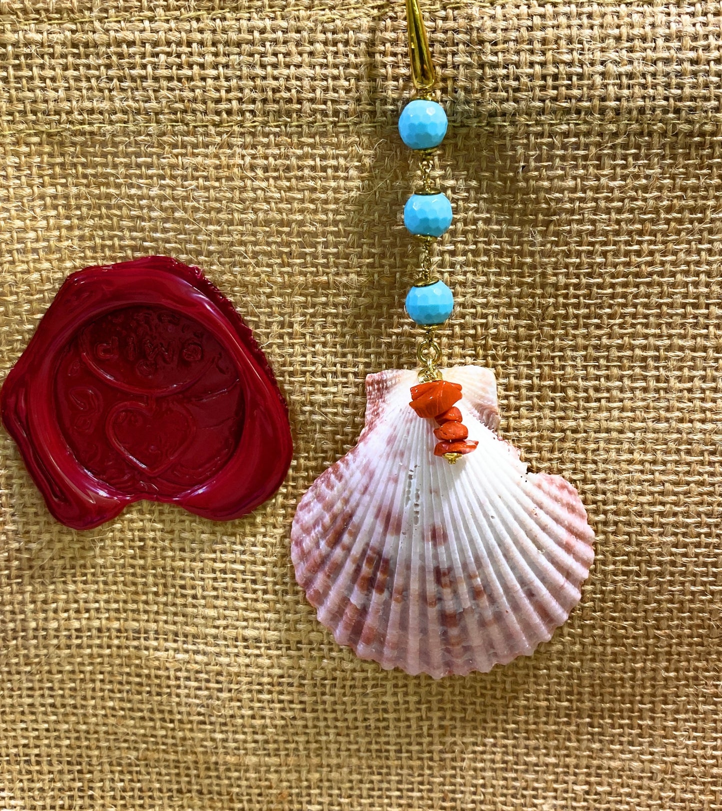 Monorecchino pasta turchese, corallo rosso italiano e conchiglia in argento sterling giallo
