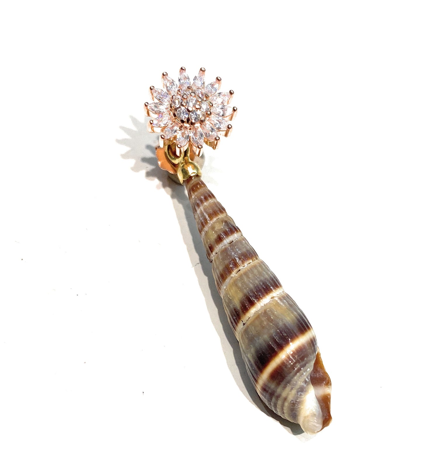 Monorecchino pasta turchese, corallo rosso italiano e conchiglia in argento sterling giallo