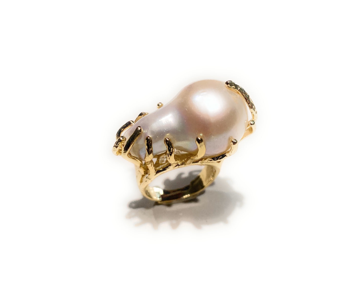 Anello con perla bianca barocca in bronzo placcato oro giallo