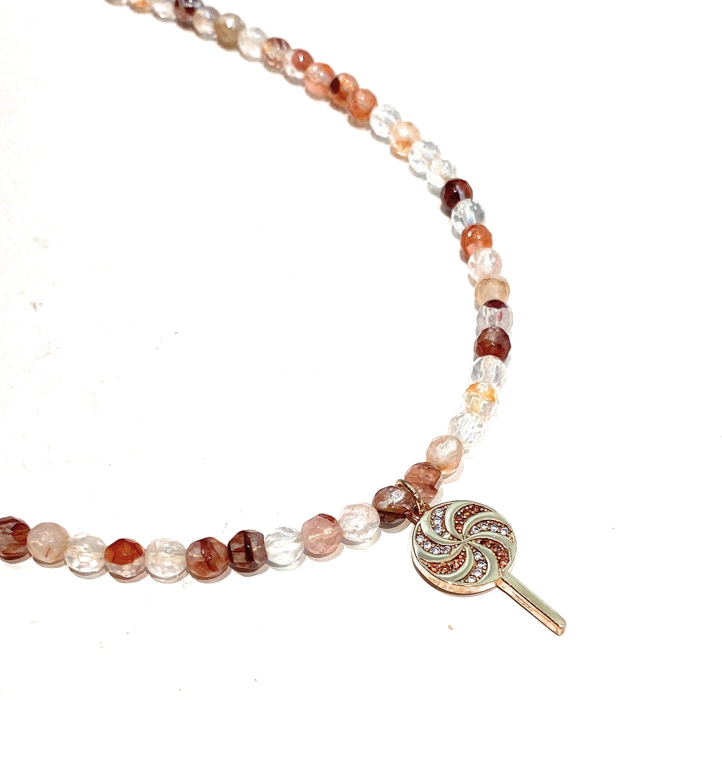 Collana in quarzo ematoide, argento sterling e ciondolo “chupa chupa” galvanica rosé