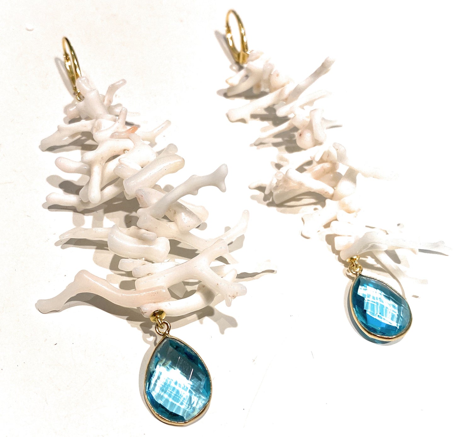 Orecchini pendenti frange corallo bianco gocce azzurre argento sterling galvanica gialla personalizzabili