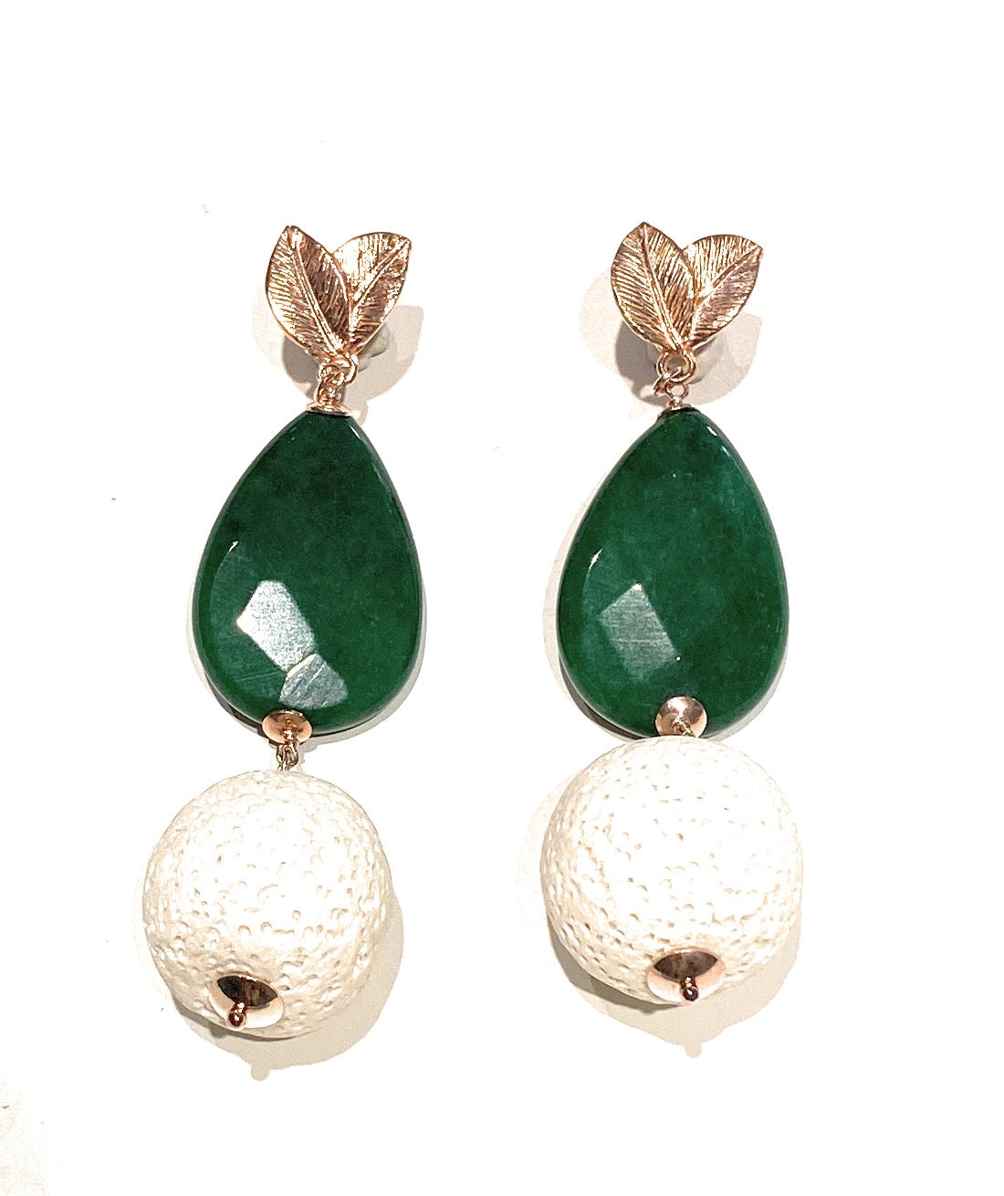 Orecchini pendenti goccia agata verde e boule pietra pomice bianca in argento sterling rosé