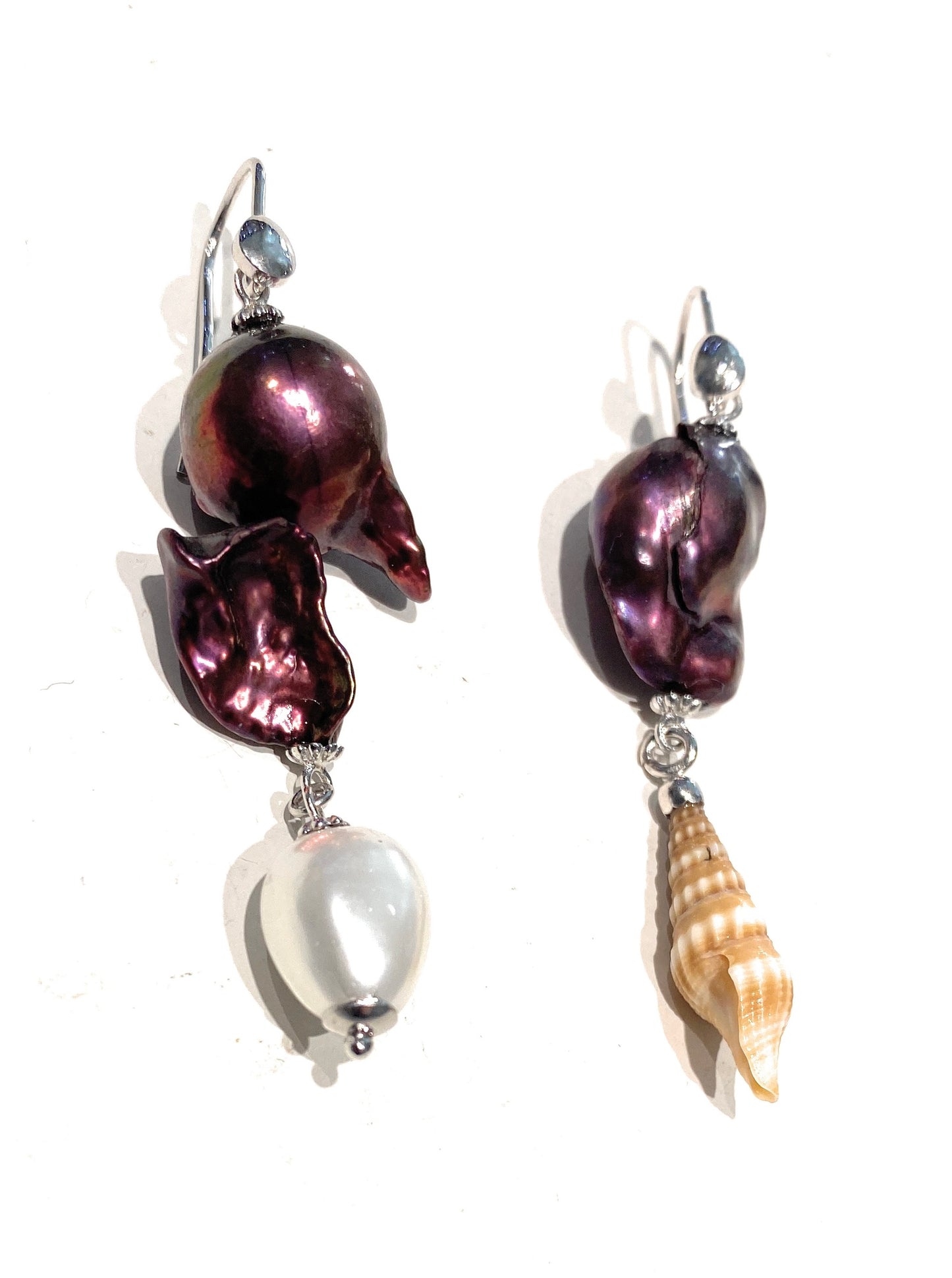 Orecchini con perle viola e bianche in argento sterling rodio bianco