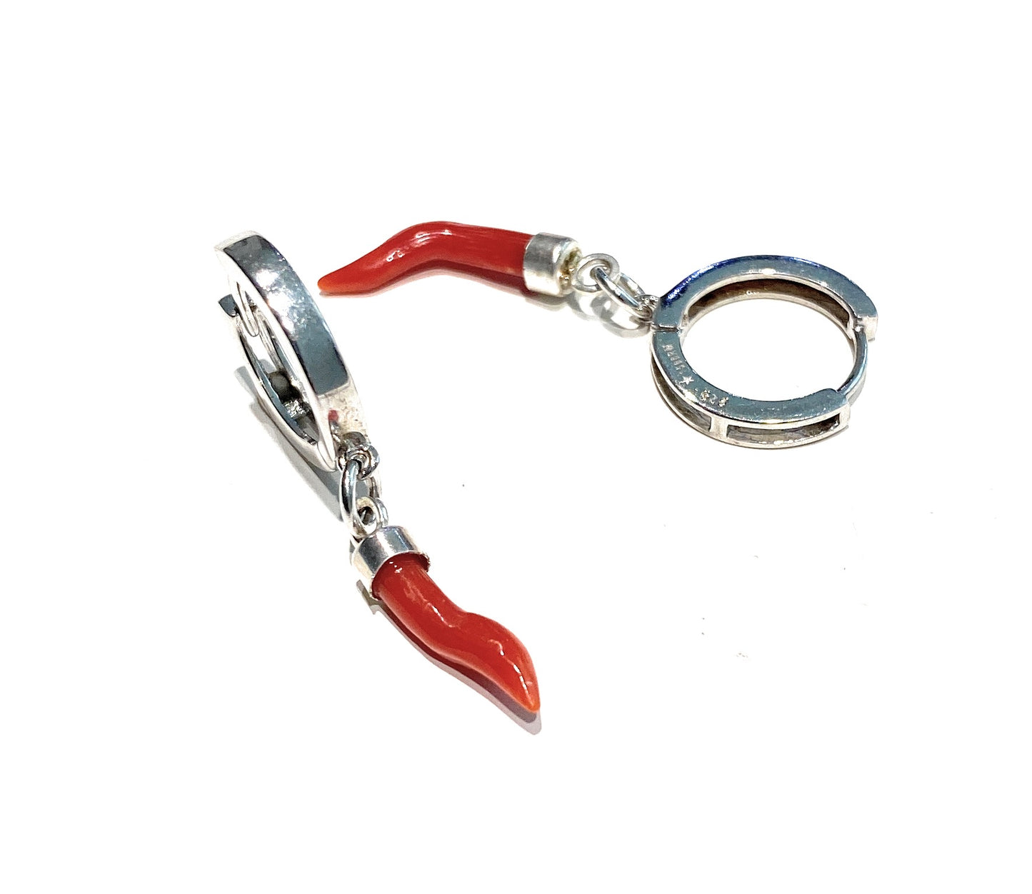 Orecchini a cerchietto con pendente cornetto corallo in argento sterling rodio bianco