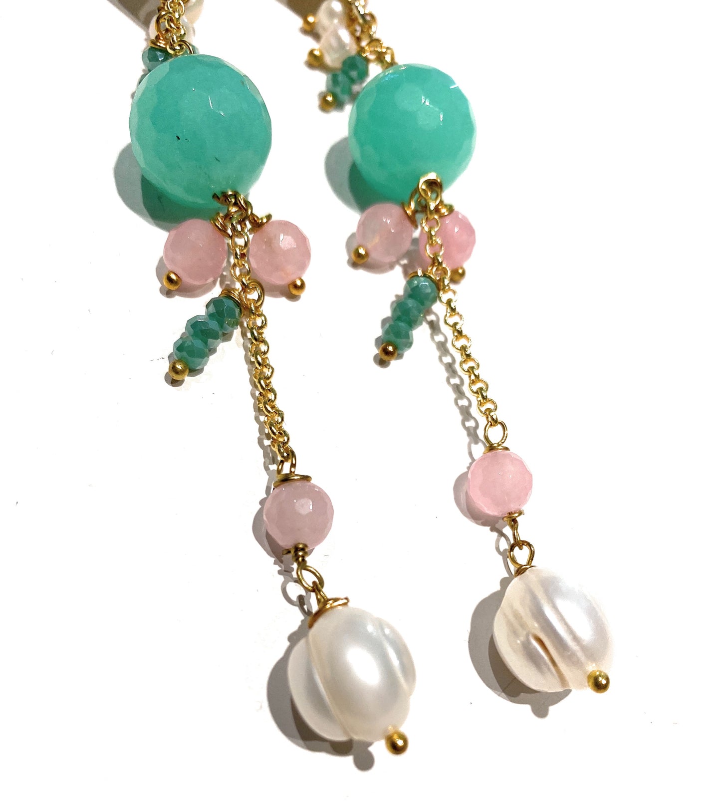 Orecchini diWa Jewels pendenti con agata verde e rosa con perle barocche in ottone galvanizzato giallo