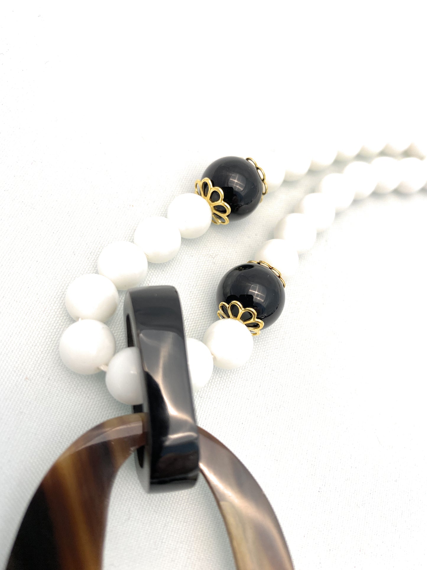 Collana con corno bufalo nero e onice con agata bianca in argento sterling