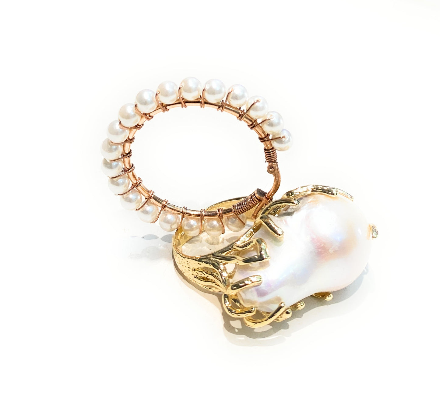 Anello con perla bianca barocca in bronzo placcato oro giallo
