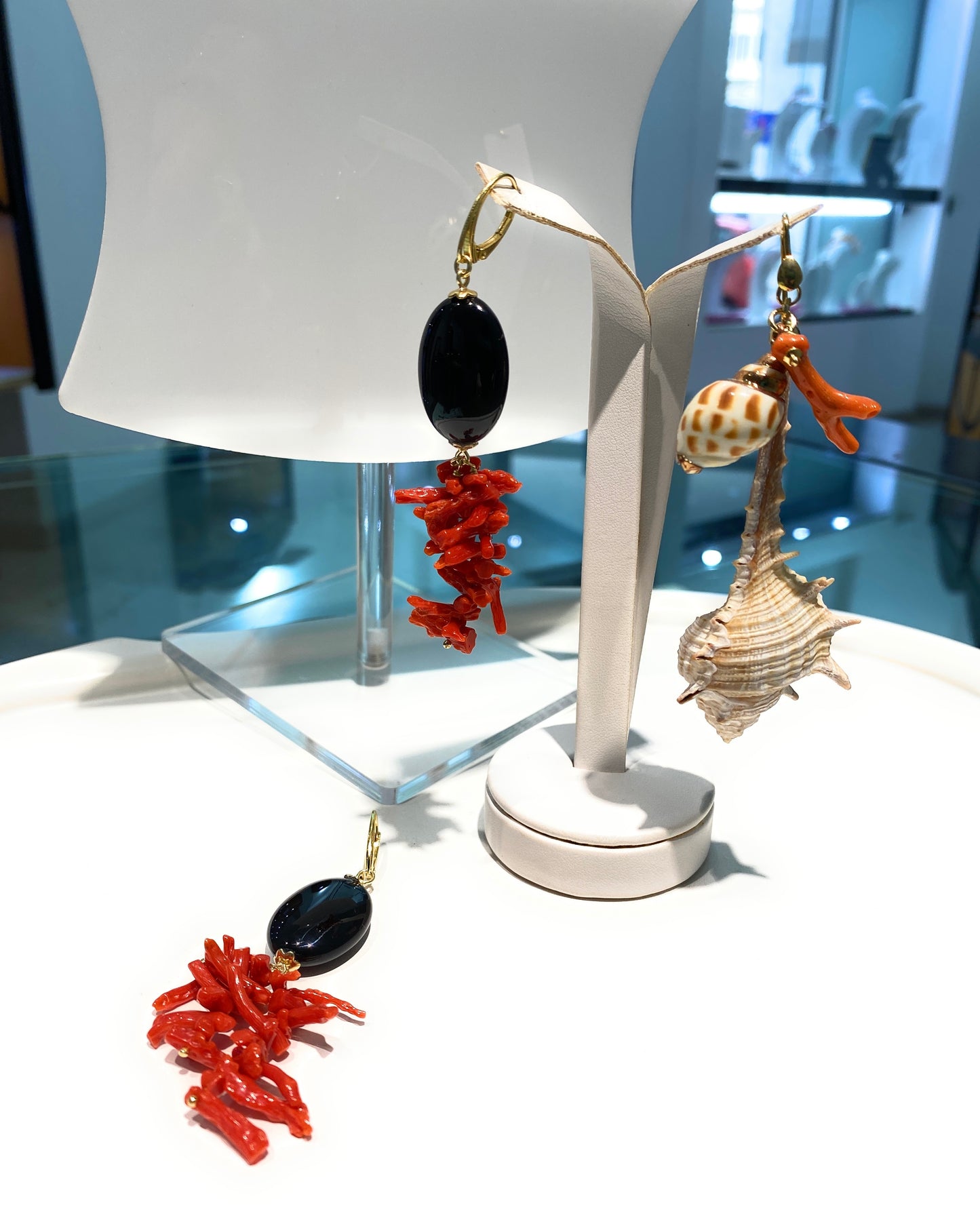 Monorecchino pasta turchese, corallo rosso italiano e conchiglia in argento sterling giallo