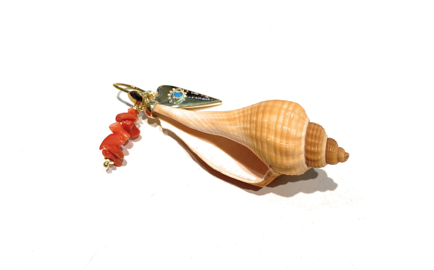 Monorecchino pasta turchese, corallo rosso italiano e conchiglia in argento sterling giallo
