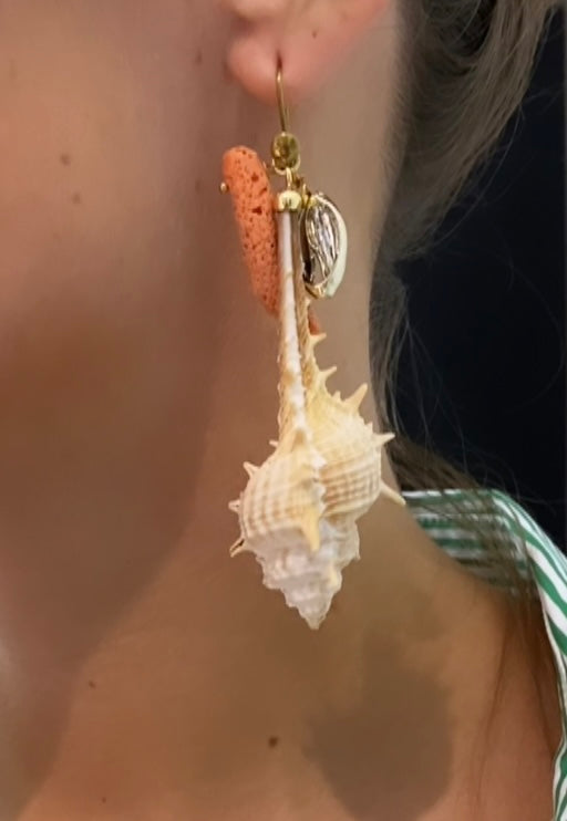 Monorecchino pasta turchese, corallo rosso italiano e conchiglia in argento sterling giallo