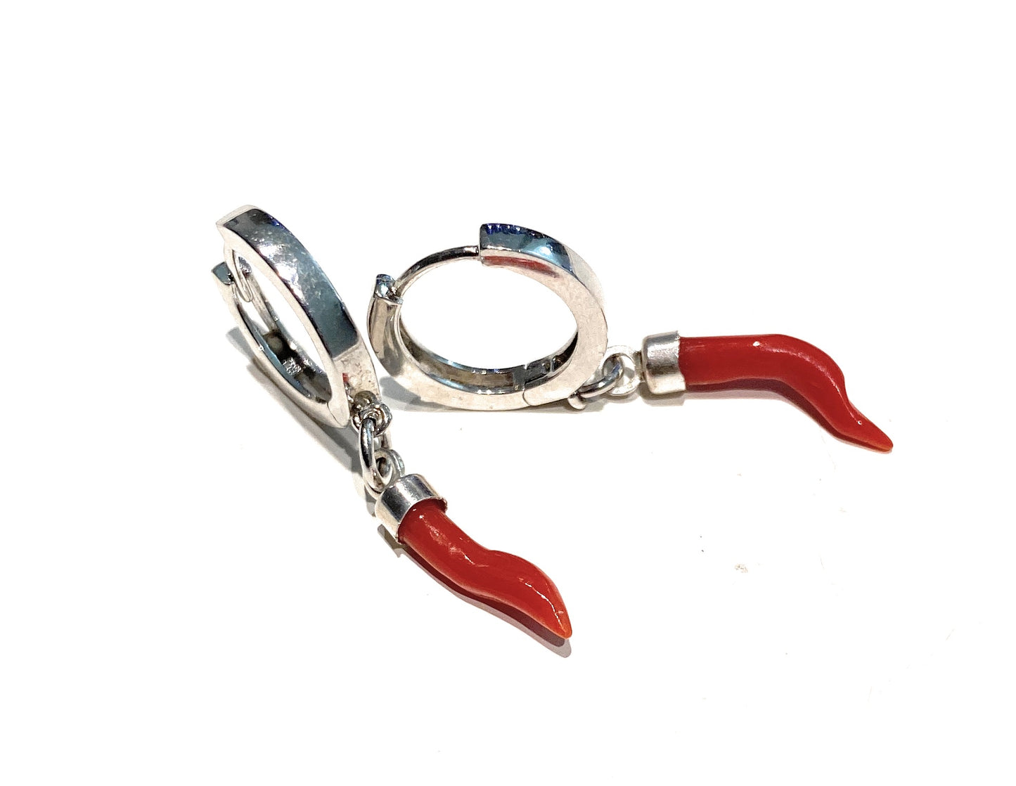 Orecchini a cerchietto con pendente cornetto corallo in argento sterling rodio bianco