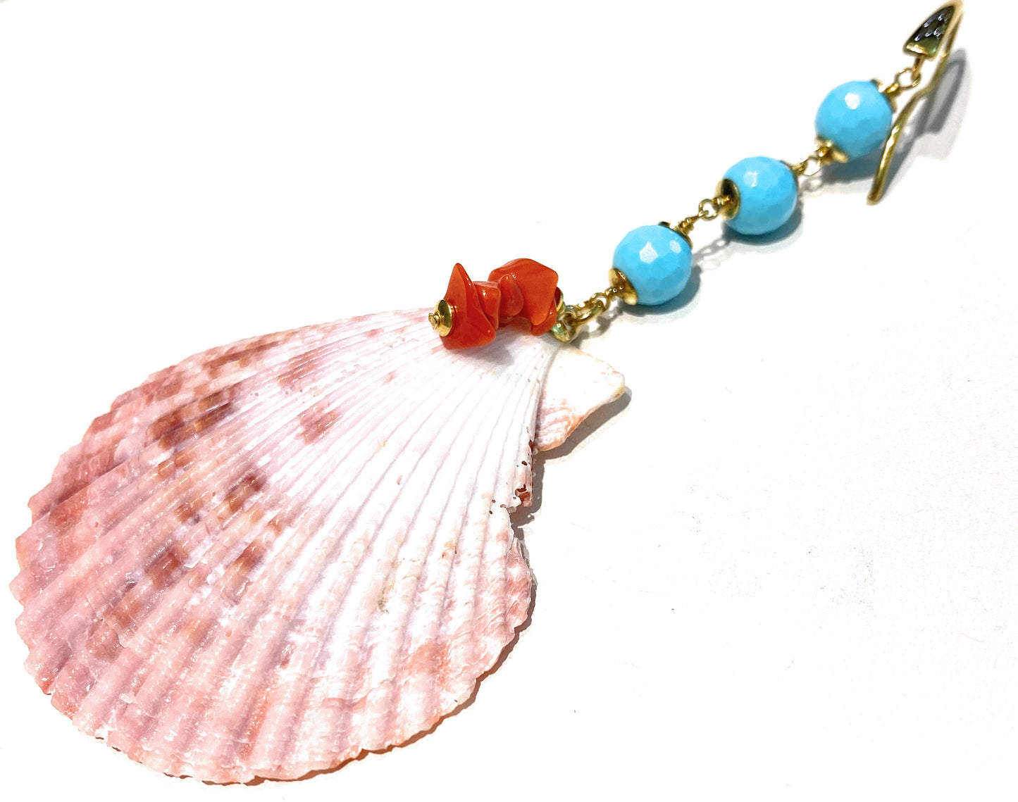 Monorecchino pasta turchese, corallo rosso italiano e conchiglia in argento sterling giallo