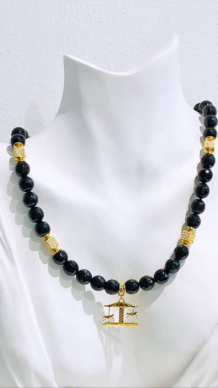 Collier “giostrina” in onice e argento 925 placcato oro giallo