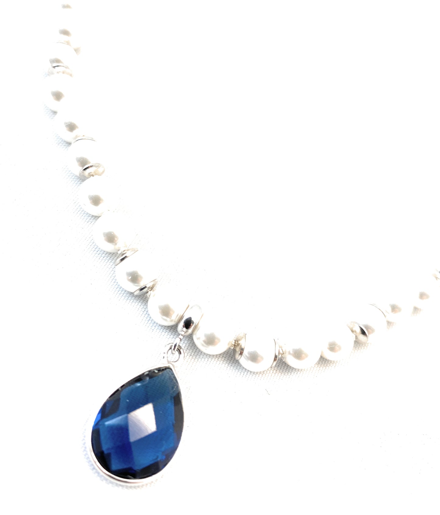 Collana di perle con centrale goccia blue in argento sterling