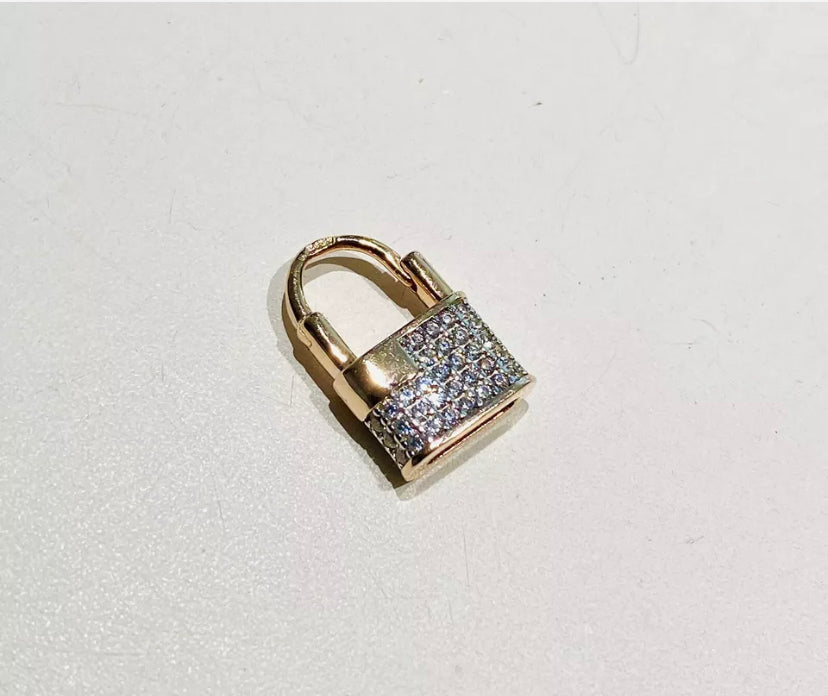 Mono orecchino a forma di lucchetto in argento sterling e zirconi
