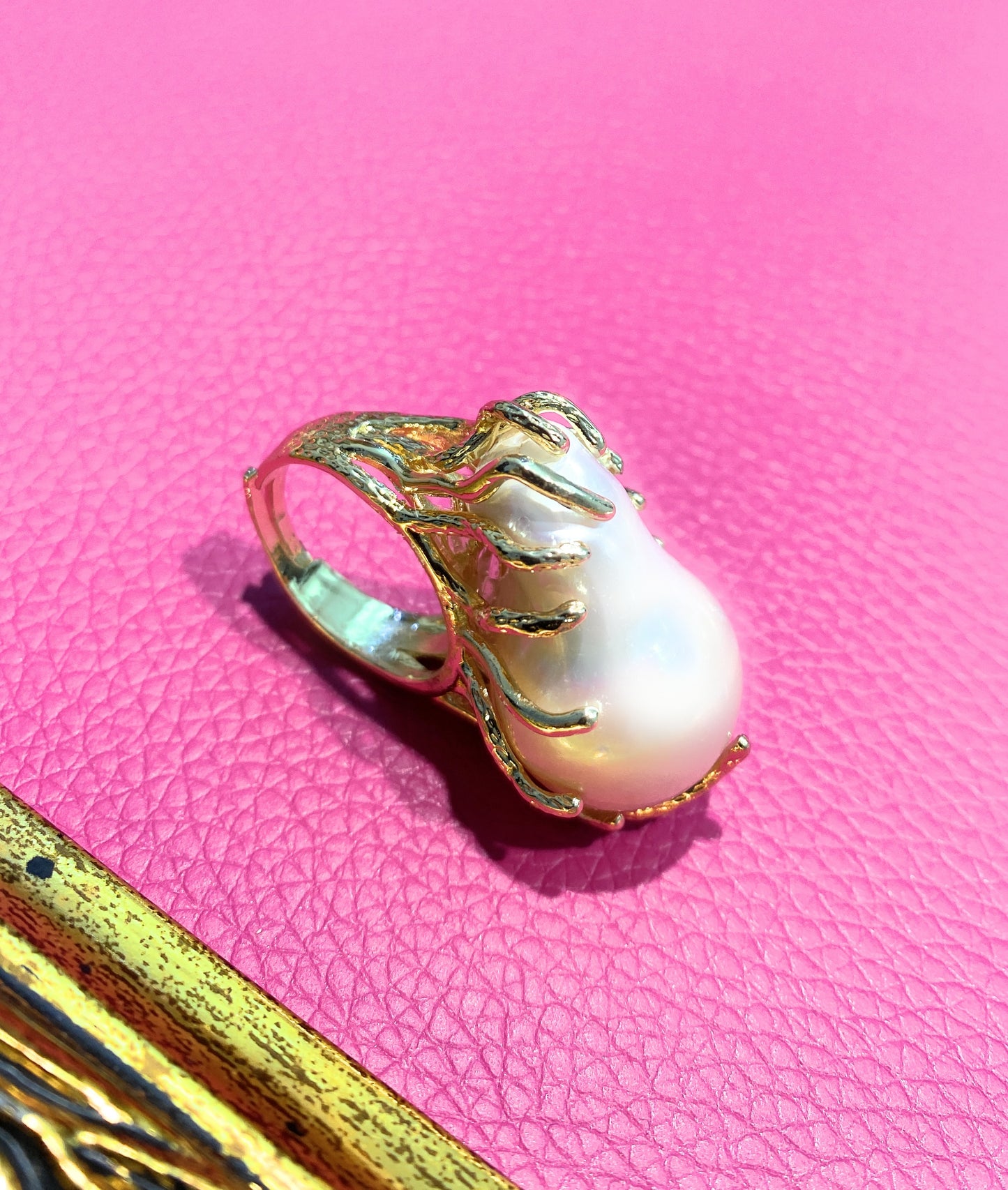 Anello con perla bianca barocca in bronzo placcato oro giallo
