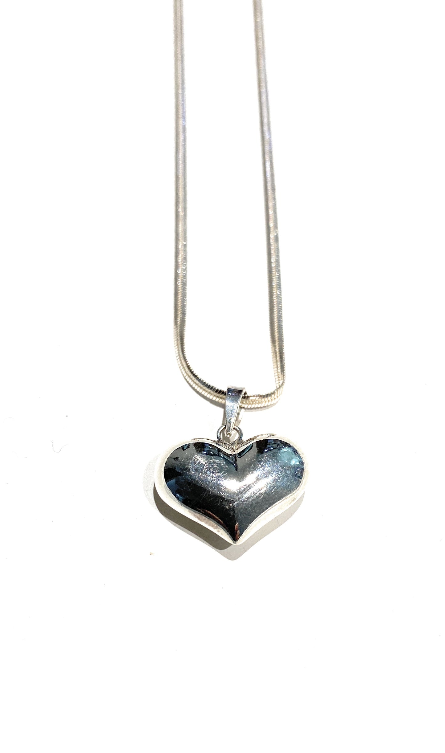 Collarino piatto con cuore bombato in argento rodio bianco