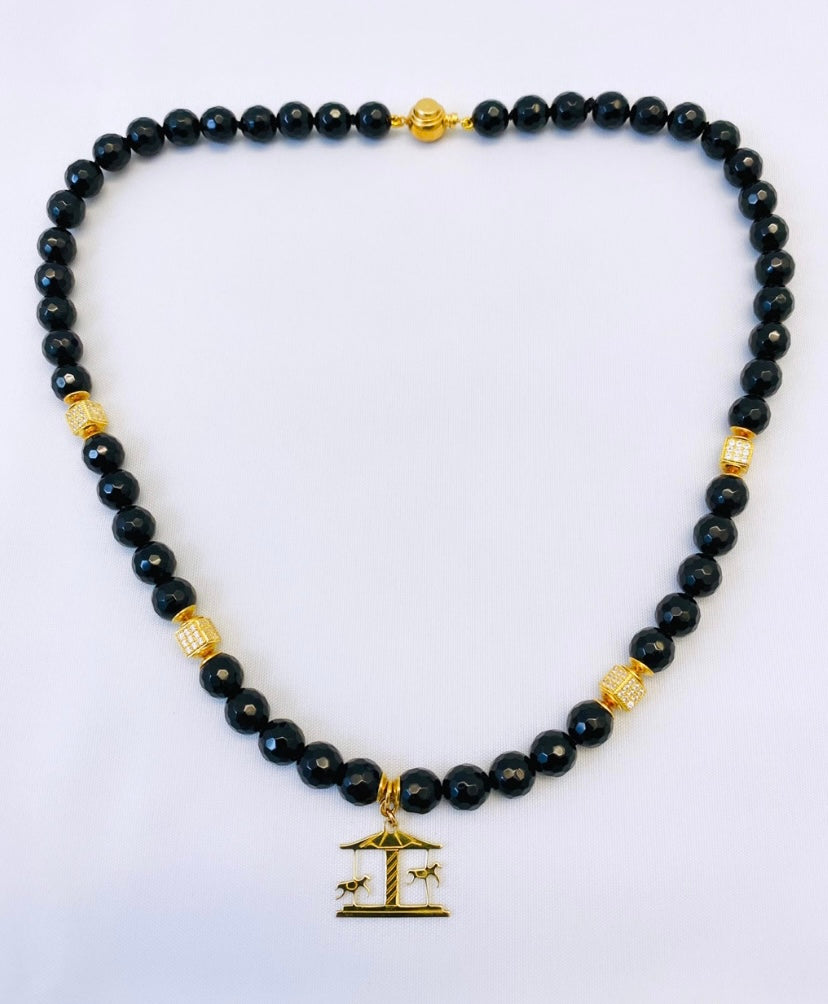 Collier “giostrina” in onice e argento 925 placcato oro giallo