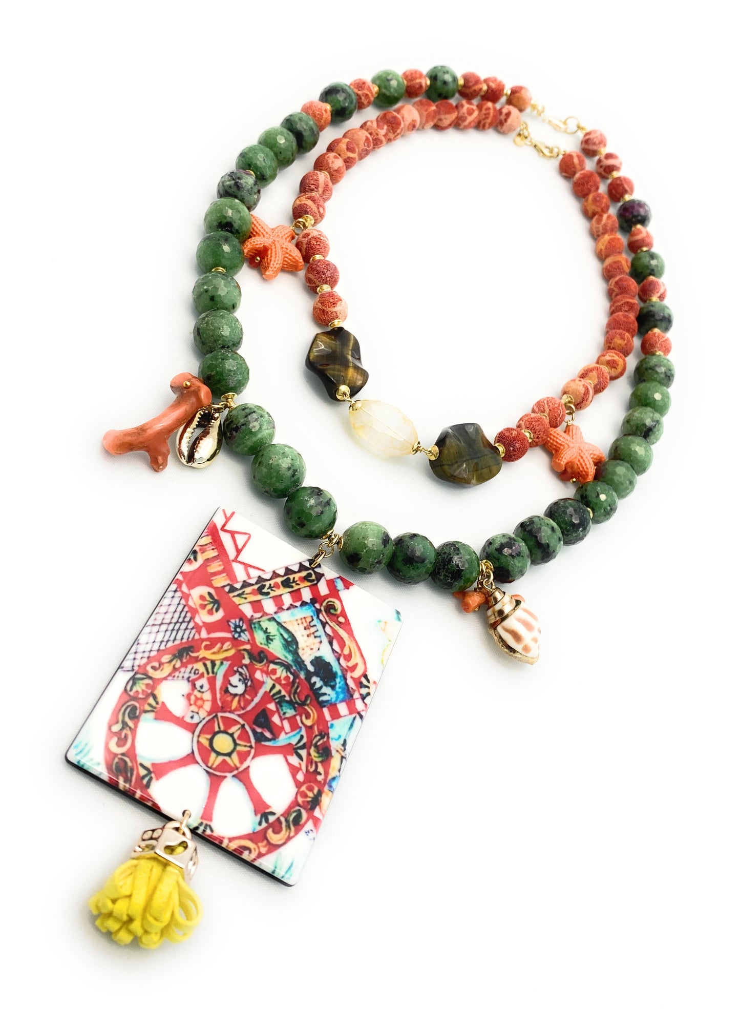 Collana “duo charms” con rubizoisite verde sfaccettato, corallo e conchiglie in argento sterling