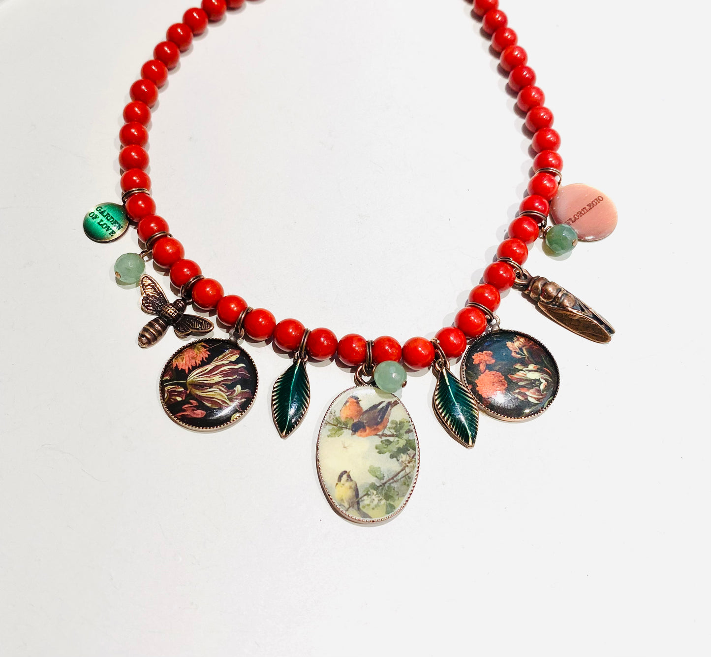 Collana vintage corallo bamboo e charms medaglie dipinte a mano