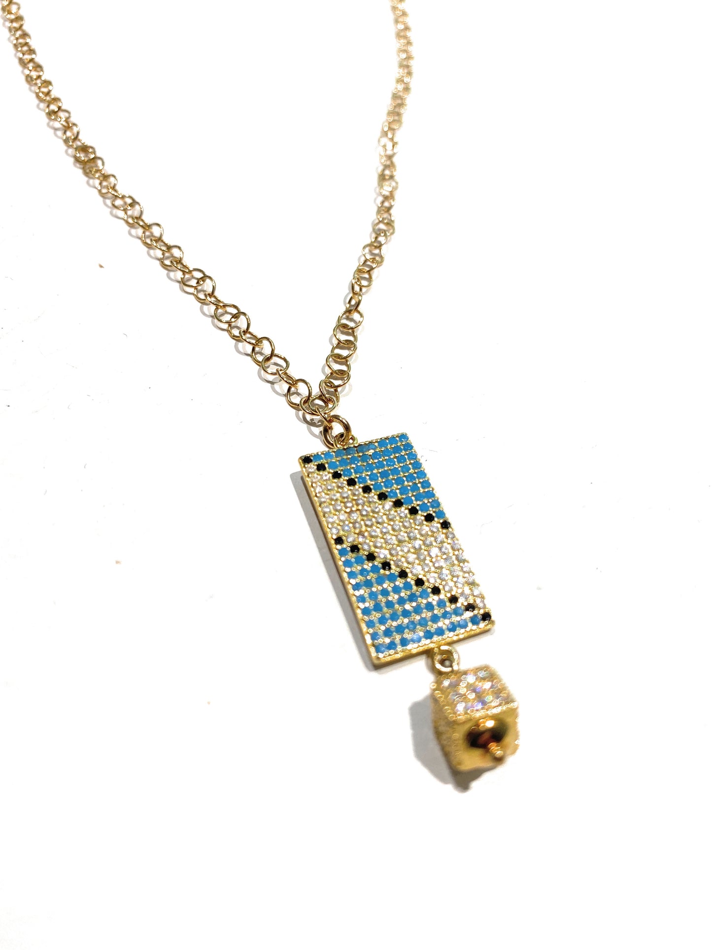 Collana con catena roló e pendente targa zirconi colorati