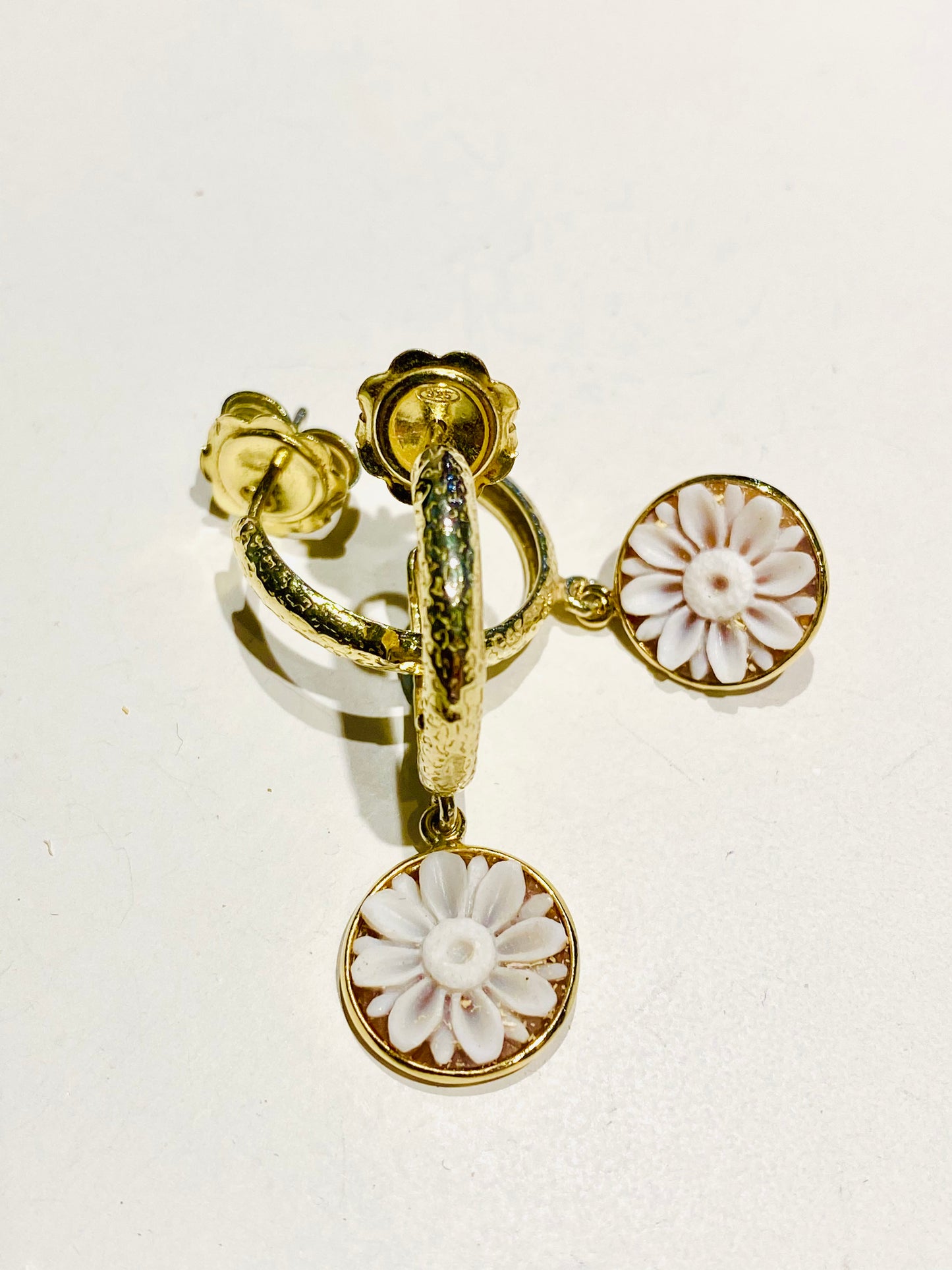 Orecchini a cerchio con cameo naturale inciso con fiori argento sterling 925 placcato oro giallo