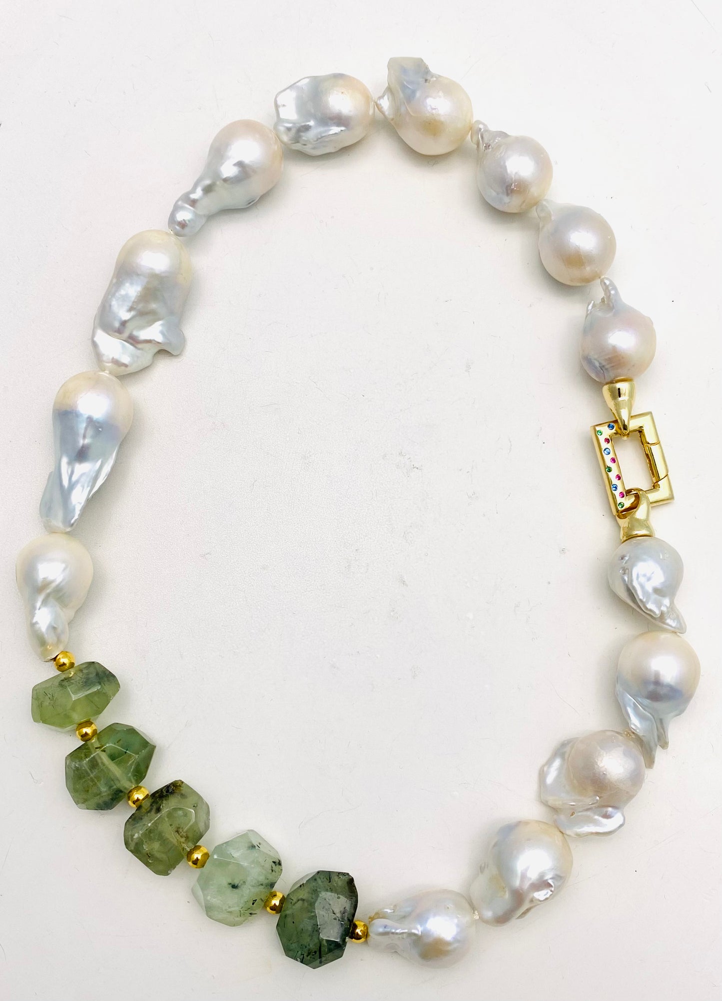 Collana girogola in prenite e perle barocche in argento sterling