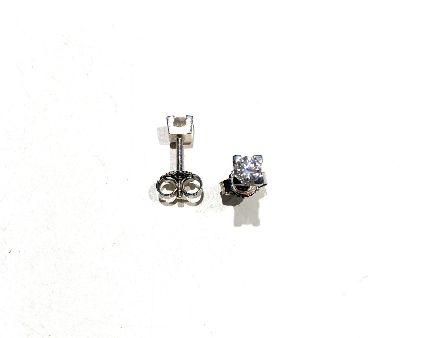 Orecchini punto luce oro 18 kt e diamanti