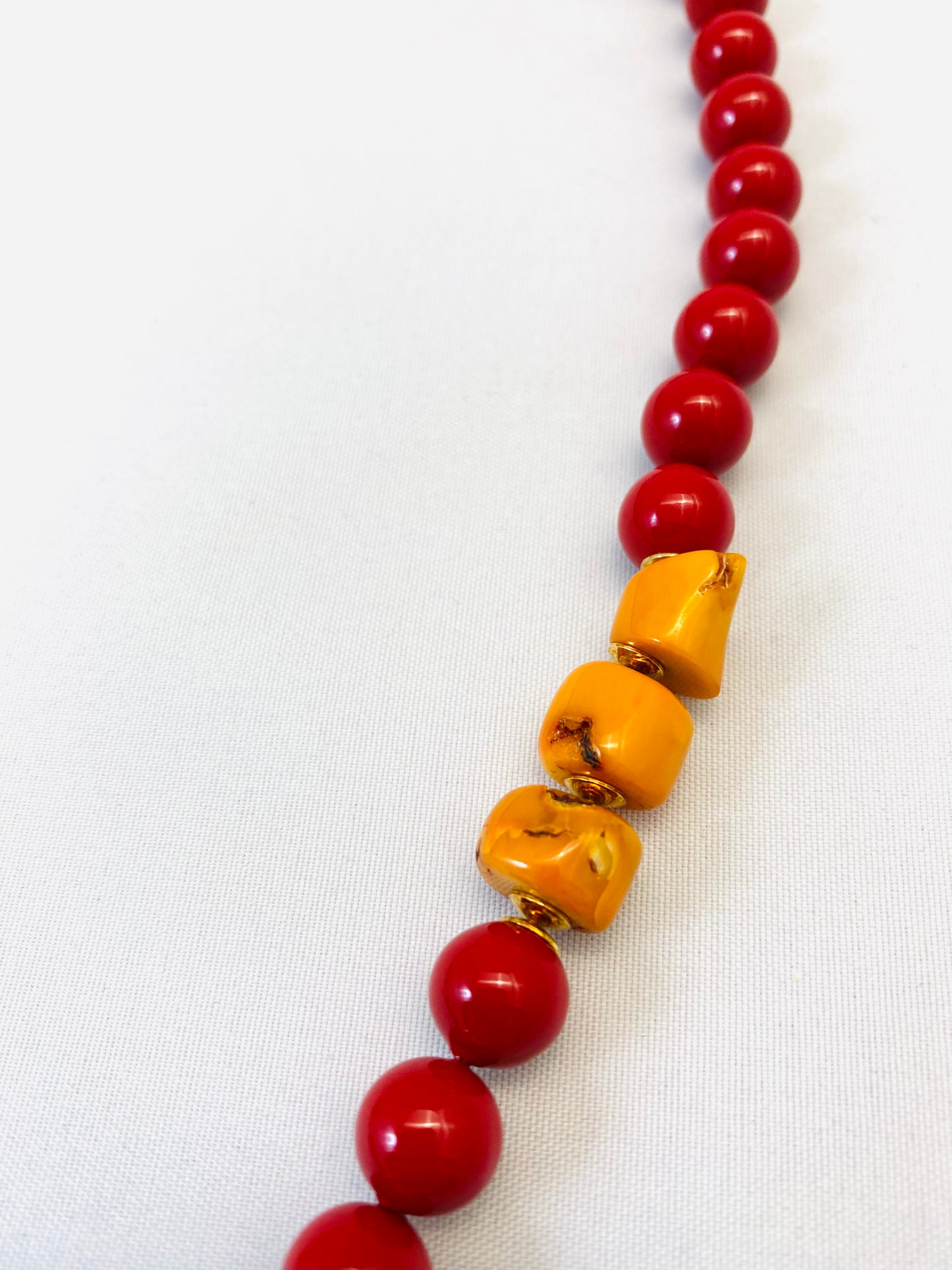 Collana con pietre dure e corallo bamboo in argento sterling placcato in oro