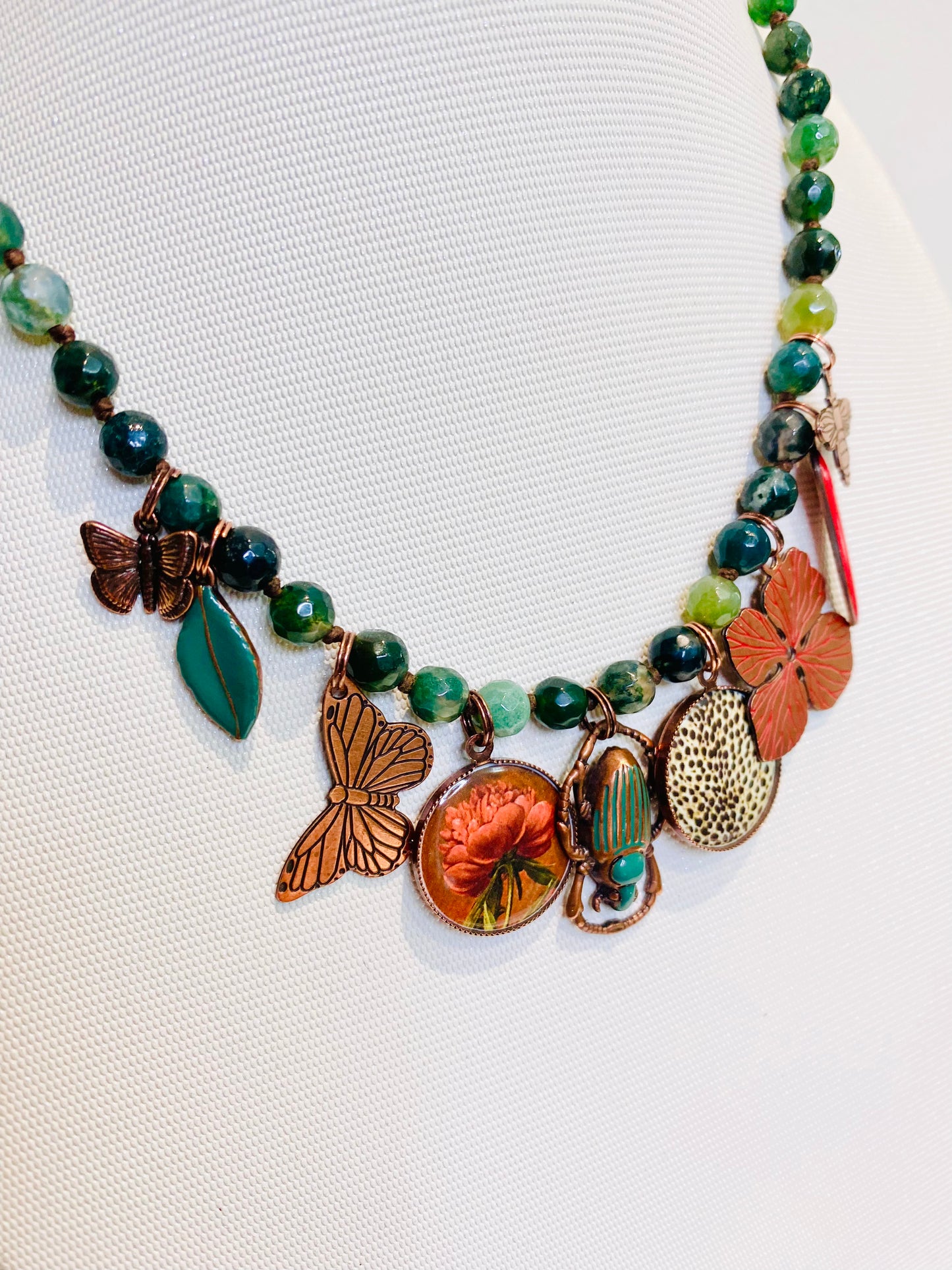 Collana vintage charms porcellana e pietre dure