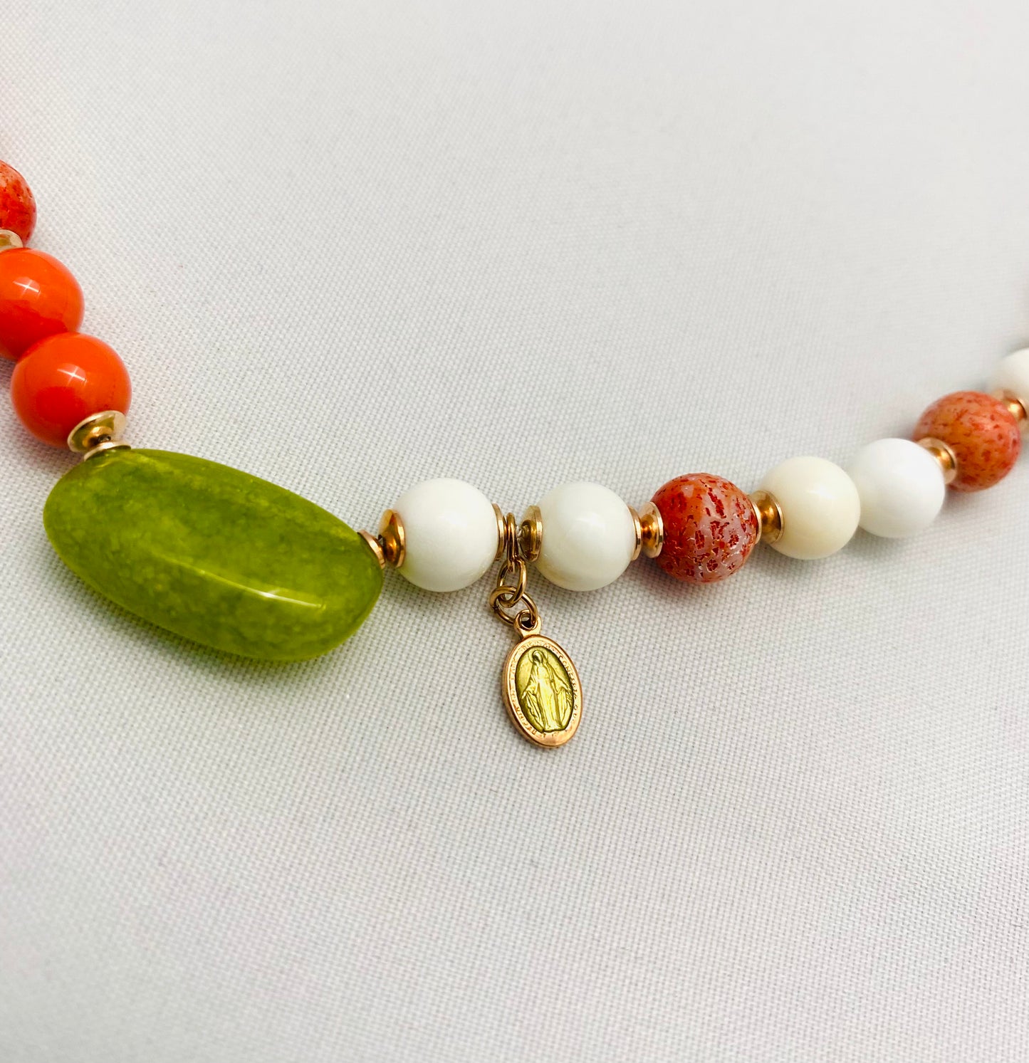 Collana conchiglia arancio e agata bianca in argento sterling