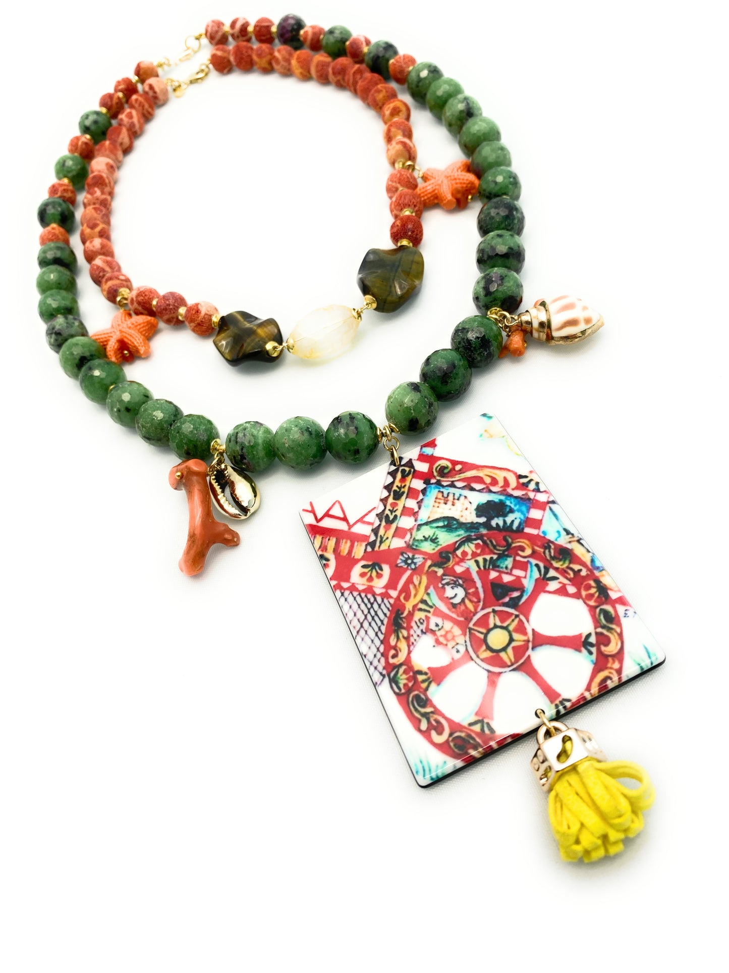 Collana “duo charms” con rubizoisite verde sfaccettato, corallo e conchiglie in argento sterling