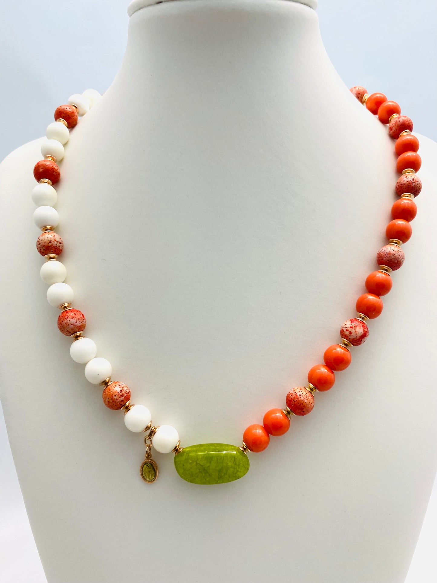Collana conchiglia arancio e agata bianca in argento sterling