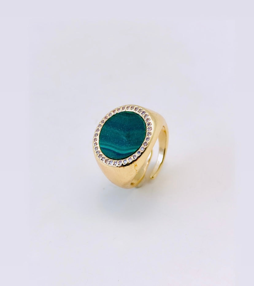 Anello chevalier in bronzo placcato oro giallo con pietra dura naturale e zirconi bianchi – diWa Jewels