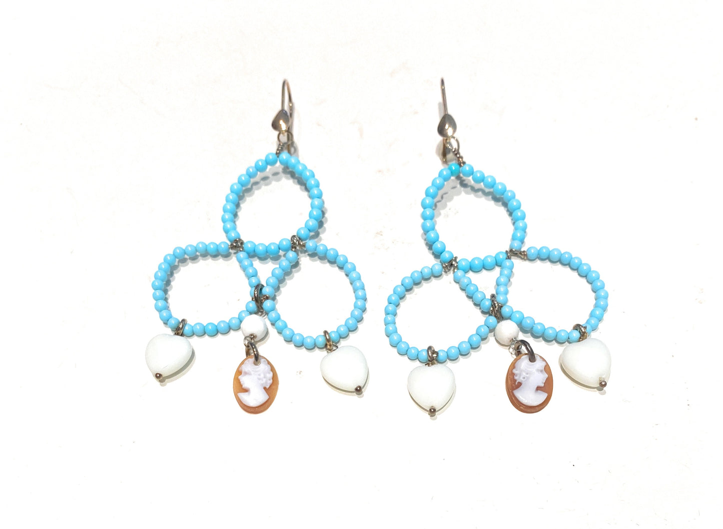 Orecchini chandelier con turchesi agata bianca e piccoli camei in argento sterling