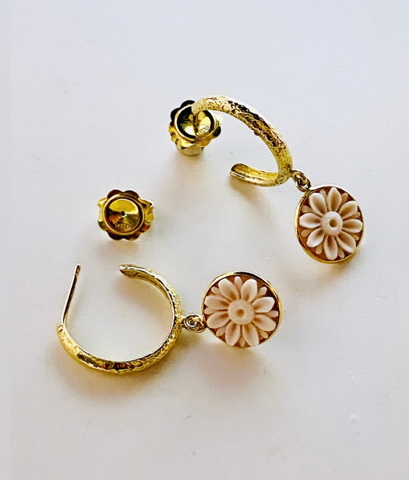 Orecchini a cerchio con cameo naturale inciso con fiori argento sterling 925 placcato oro giallo