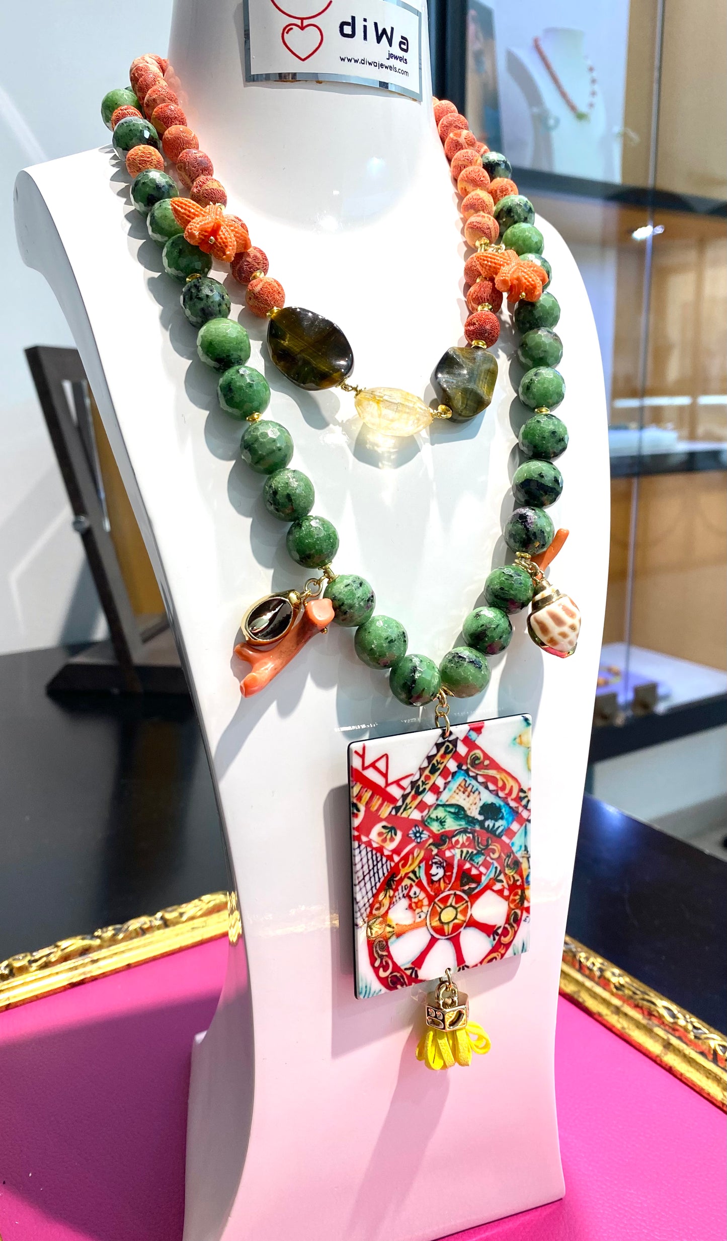 Collana “duo charms” con rubizoisite verde sfaccettato, corallo e conchiglie in argento sterling