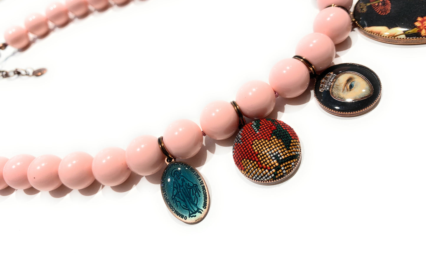 Collana con charms vintage e conchiglia rosa in argento sterling